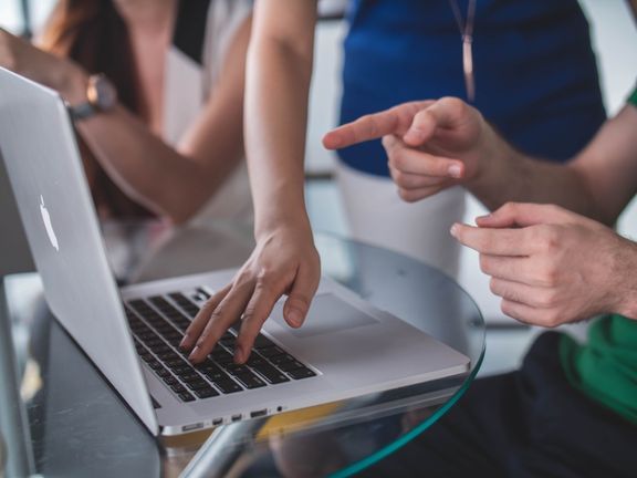 Fundadores discutindo o nome da sua empresa